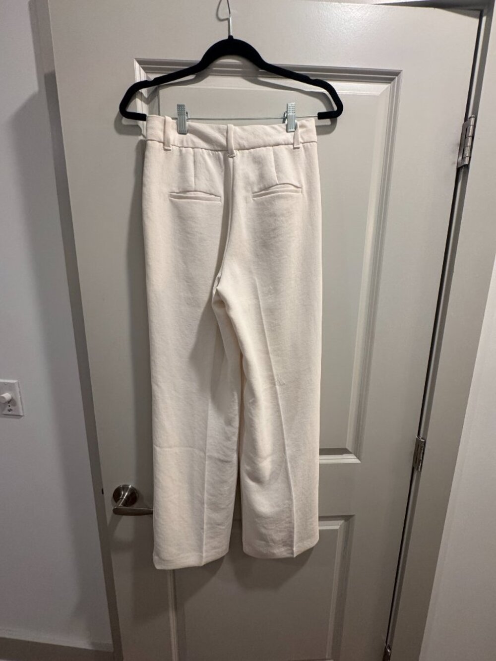 Aritzia Effortless Pant in White Crepette Size 4 Regular - Picture 3 of 5